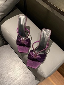 Sandalias de tacón de aguja con lazo de satén para mujer, punta cuadrada, con diamantes de imitación, tira fina, sin cordones, para fiesta - Product Image 3