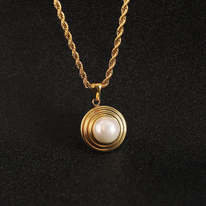 Collier <span class=keywords><strong>pour</strong></span> femme avec pendentif initial en forme de <span class=keywords><strong>lettre</strong></span>, personnalisé, en acier inoxydable plaqué or 18 carats, résistant à l'eau, avec nacre, de la marque Fandi Jewelry. - Product Image 5