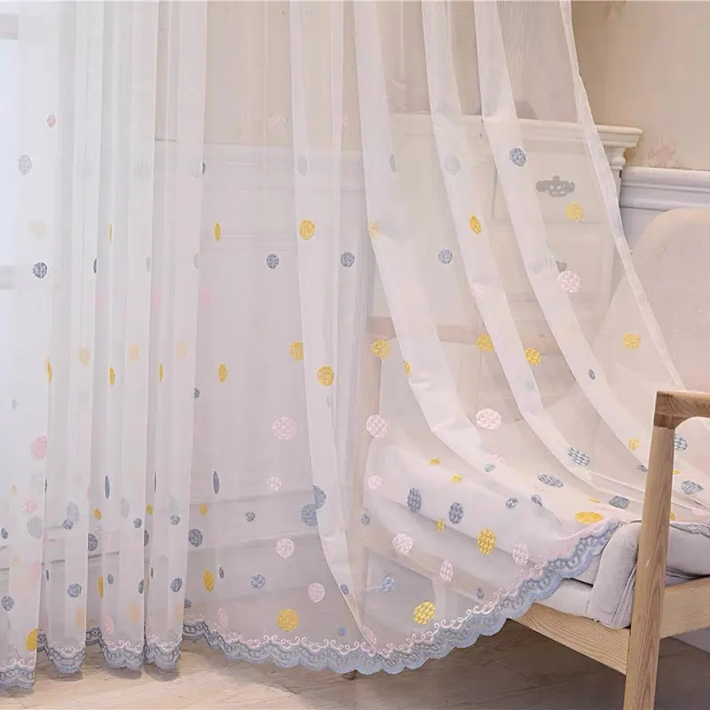 北欧の牧歌的なスタイルのカラードット刺繍シアーカーテン生地、寝室の子供用の薄い白いボイルカーテン生地