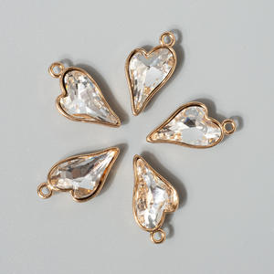 Pendentif en forme <span class=keywords><strong>de</strong></span> cœur en cristal coloré en laiton avec micro-pavés <span class=keywords><strong>de</strong></span> zircon pour la fabrication <span class=keywords><strong>de</strong></span> boucles d'oreilles et <span class=keywords><strong>de</strong></span> colliers en DIY - Product Image 5