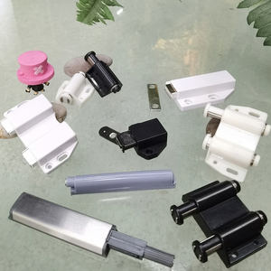 Loquet de porte magnétique avec boîtier en plastique et métal, fermeture douce à pousser pour meubles et armoires - Product Image 1