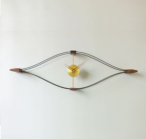 Reloj de pared nórdico moderno para el hogar, creativo diseño <span class=keywords><strong>español</strong></span> de latón, reloj de pared elegante silencioso con forma de ojo de madera maciza de nogal negro - Product Image 1