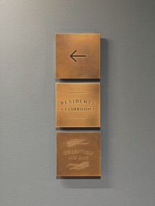 Plaque Métallique Personnalisée en Laiton Gravée avec Logo Rétro Or/Marron/Kaki pour Signalétique de Porte d'Hôtel et d'Entreprise Immobilière - Product Image 1