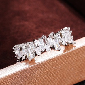 Anello con Zirconi a Fila Cava per Donne, Gioiello da Dito Geometrico alla Moda - Product Image 3