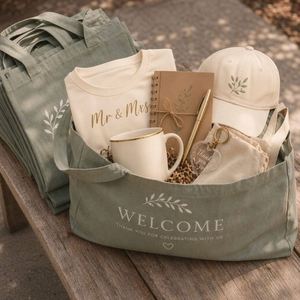 Set de Regalo de Bienvenida Personalizado para Bodas: Bolsa de Mano, Camiseta, Taza, Cuaderno, Bolígrafo, Gorra, Llavero - Paquete de Recuerdos Nupciales para Exteriores - Product Image 1