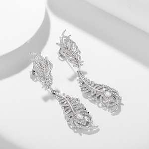 Boucles d'oreilles de luxe en argent avec plumes de paon et moissanite pour femme – Collection Mode - Product Image 3