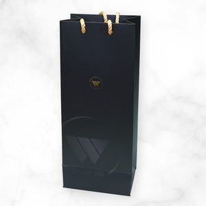 Sac en papier enduit de vin d'or de luxe de vente chaude avec des poignées de longueur de main d'impression offset de logo personnalisé et conception recyclable - Product Image 2