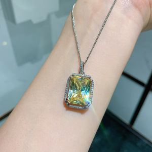 Ciondolo Solitario con Cristallo Taglio Smeraldo, Strass in Argento 925 Placcato Rodio, Design Geometrico di Lusso per Uso Quotidiano Femminile - Product Image 1