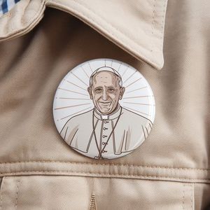 Nella memoria amorevole foto personalizzata devota <span class=keywords><strong>papa</strong></span> francesco risvolto a bottone con ali d'angelo commemorative perni funebri In memoria della celebrazione della vita - Product Image 1