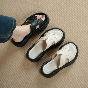 Chanclas de piel de oveja para mujer, de punta redonda y color liso, para uso casual, sandalias cómodas de suela gruesa y plana. - Product Image 1