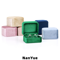 Boîte à bagues carrée de luxe en velours, à double compartiment, avec couvercle rabattable, pour mariage, fiançailles, emballage de bijoux pour couple, boîte cadeau, logo personnalisé