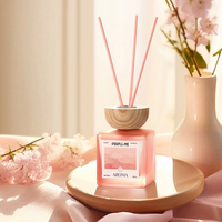 Diffuseur de parfum d'ambiance en gros 200 ml, bouteille carrée rose de luxe, diffuseur à bâtonnets, marque privée avec bouchon en bois et bâtonnets en rotin