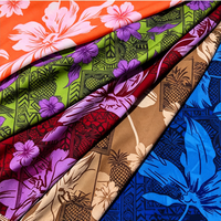 Tissu en polyester et élasthanne tissé avec un motif de feuilles et de fleurs tropicales hawaïennes, polynésiennes et samoanes, idéal pour les robes d'inspiration tropicale.