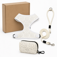 Ensemble Harnais et Laisse pour Chien en Dentelle avec Sac à Déchets, Harnais Gilet Floral Blanc avec Laisse en Corde Tressée, Ensemble de Promenade Réglable pour Chien