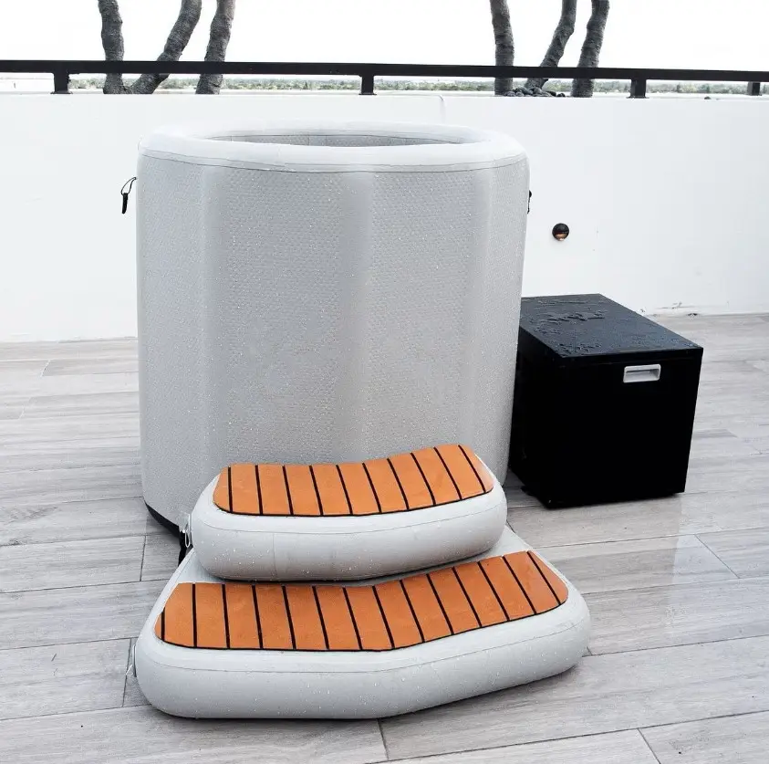 Scala gonfiabile pieghevole portatile con l'eva antiscivolo per la vasca da bagno di ghiaccio