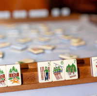 Collection Thème Ski 2026 : Ensemble de Tuiles de Mahjong Américain Bleu Cabane Forestière, Ensemble de Luxe 3 Couches – Cadeau d'Anniversaire ou pour la Famille