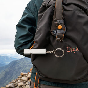 ビンテージスタイルのダブルバレルアルミ合金EDC安全ホイッスル屋外サバイバル救急用メタルキーチェーン - Product Image 3