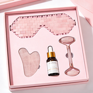 Ensemble cadeau en gros : Masseur facial en cristal naturel avec logo personnalisé, pierre <span class=keywords><strong>Gua</strong></span> <span class=keywords><strong>Sha</strong></span> en <span class=keywords><strong>quartz</strong></span> <span class=keywords><strong>rose</strong></span> et boîte, outil de massage <span class=keywords><strong>Gua</strong></span> <span class=keywords><strong>Sha</strong></span> personnalisé - Product Image 1
