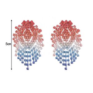 Pendientes Largos Geométricos de Cristal con Pedrería y Baño de Oro Exagerado, Estilo Europeo Americano, Elegantes y de Alta Gama, con Degradado de Color - Product Image 4