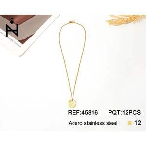 Collar con colgante de letra D de acero inoxidable de 1,9 cm de un solo lado para mujer - Product Image 3