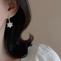Pendientes de Aleación con Copos de Nieve Navideños con Brillantes Diamantes de Imitación en Tono Dorado, Joyería Elegante para Mujer para Fiestas Navideñas y Días Festivos