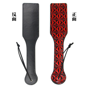Pala de cuero con patrón de diamante rojo y negro para juegos de golpeteo para adultos - Product Image 1