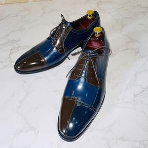 Nuevos Zapatos de Vestir de Cuero para Hombre, Estilo Casual de Negocios, Punta en Pico, Impermeables, Otoñales, de Cuero Liso, con Combinación de Colores de Alta Gama - Product Image 3