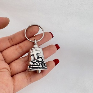 Llavero de acero de titanio estilo motocicleta retro con calavera y campana de la suerte para motociclistas, ideal para el comercio transfronterizo y la calle. - Product Image 4