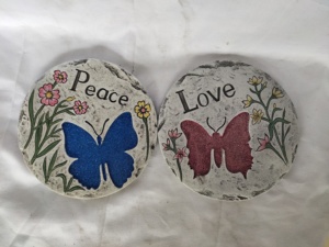 Tremplins décoratifs ronds, ensemble de 2 tremplins sur le thème de la paix et de l'amour avec des papillons scintillants et des ornements de jardin à motifs floraux - Product Image 2