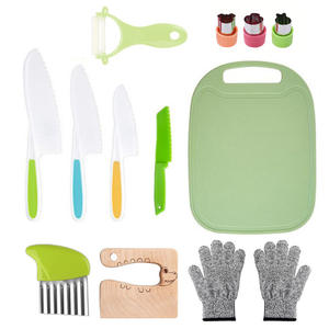 Ensemble d'outils de cuisine Montessori personnalisés pour tout-petits : couteaux en bois sécurisés, planches à découper, emporte-pièces à sandwichs, éplucheur pour fruits et légumes - Product Image 3