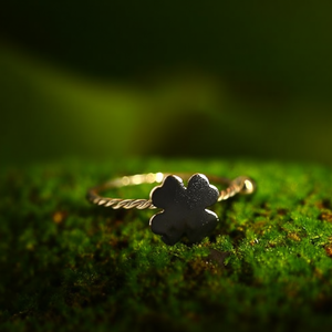 Anillo de Diseño de Trébol en Acero Inoxidable 316L con Baño de Oro PVD, Resistente y Sostenible, para Piercings de Moda - Product Image 3