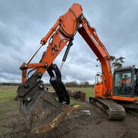 Pouce hydraulique à articulation progressive, fonctionnant comme une griffe pour la manutention de roches et le défrichement efficace, compatible avec les excavatrices CX240, R120, R130, DX60