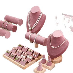 Bộ giá đỡ trưng bày trang sức bằng gỗ nhung hồng nóng, gồm giá đỡ và khay đựng vòng cổ, nhẫn, lắc tay. - Product Image 5