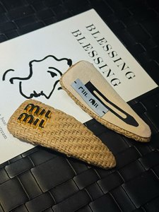 Popolari fermagli per capelli in pelle di lusso BB alla moda per donna, fermagli a pinza con lettere stile Miu per frangia laterale, accessori per capelli per ragazze, all'ingrosso - Product Image 5