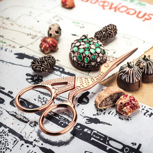 กรรไกรสแตนเลสไทเทเนียมสีรูปนกกระเรียนสำหรับทำเล็บกรรไกร C-scissors หัวแหลมสำหรับจมูกผมการตัดเปลือกตาความงาม - Product Image 2