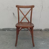 Chaise à dossier croisé en bois massif marron, durable et économique, idéale pour les locations événementielles en Malaisie – Offre Spéciale