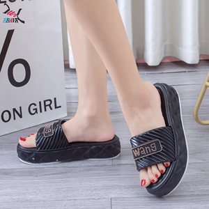 Claquettes Nuages Classiques en PVC Souple Anti-odeur et Antidérapantes pour Femmes – Sandales d'Été Respirantes pour la Plage – Vente Chaude en Gros - Product Image 3