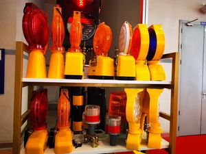 Feu d'avertissement de trafic clignotant LED barricades d'avertissement de route solaire bâton de circulation sur les cônes de circulation pour poste d'avertissement - Product Image 6