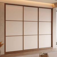 Porte battante de placard avec poignée métallique, design Mid-Century à lignes épurées, finition color block en placage de bois, pour chambre à coucher