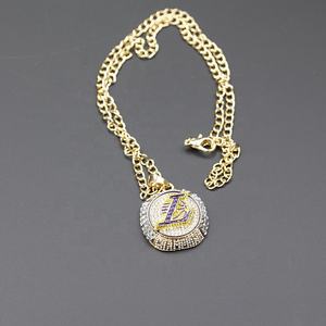 สร้อยคอแชมป์เลเกอร์สแบบยูนิเซ็กซ์ สร้อยคอแฟชั่นชุบทองรูปทรงเรขาคณิตการ์ตูน จี้เพชรซิร์คอนทองเหลือง ขายส่งเครื่องประดับแฟชั่น - Product Image 2