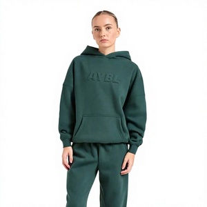 Sweat à capuche oversize vert foncé pour femme avec logo embossé sur le devant, en coton et molleton de bambou, manches classiques, idéal pour l'automne - Product Image 1
