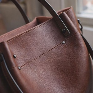Bolso de hombro de cuero de diseñador más vendido para damas, con cierre seguro y atractivo y moderno, disponible al mejor precio del mercado. - Product Image 4