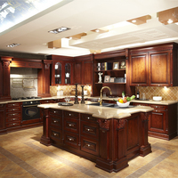 Meuble de cuisine classique européen en bois massif avec îlot, armoire de cuisine rétro en bois sculpté à la main avec vitrine en verre