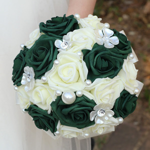 Bouquet de Mariage Vert Foncé et Crème avec Roses, Fleur Artificielle pour Demoiselle d'Honneur avec Ruban Perlé - Product Image 1