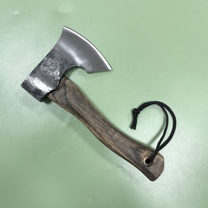 Hacha ancha de <span class=keywords><strong>carpintero</strong></span> hecha a mano con precisión NM2CR, cabeza de hacha pulida semiblanca finamente pulida, de 28cm mango de madera, hacha ancha de corte - Product Image 1