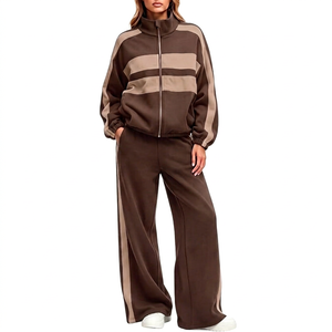 Conjunto deportivo para mujer en color marrón con bloques de color, manga larga, cierre de cremallera, cuello alto y pantalones anchos de pierna suelta. - Product Image 1