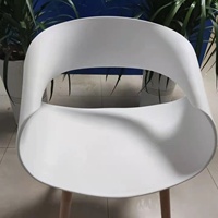 Chaise longue élégante en forme d'œuf, chaise longue noire, salle à manger extérieure, table et chaise en plastique pour restaurant