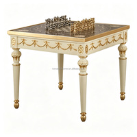 Table de jeu carrée classique de luxe dorée en bois massif de style baroque italien avec chaises pour hôtel de luxe