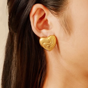 Pendientes de Acero Inoxidable con Forma de Corazón, Chapados en Oro de 18k, Diseño Geométrico para Fiestas - Product Image 3
