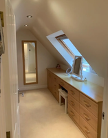 Meuble de rangement pour grenier en bois naturel, coiffeuse intégrée avec tiroirs, armoire sur mesure à toit incliné pour chambre de grenier